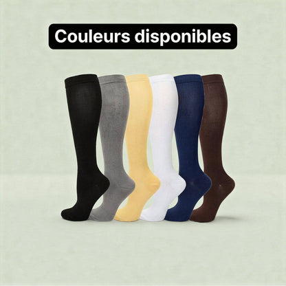 Bas de compression Serena™ noirs et verts sauge, conçus pour améliorer la circulation et le confort des jambes.